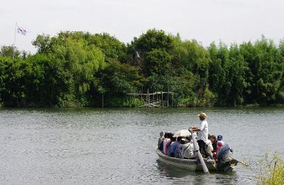 矢切の渡しのお客さんと船頭さん