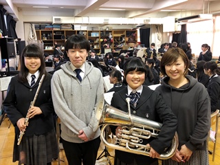 小金高校吹奏楽部の中島先生と生徒さんの写真
