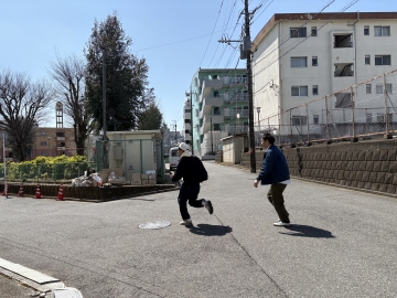 走る塙さんとトミドコロさん