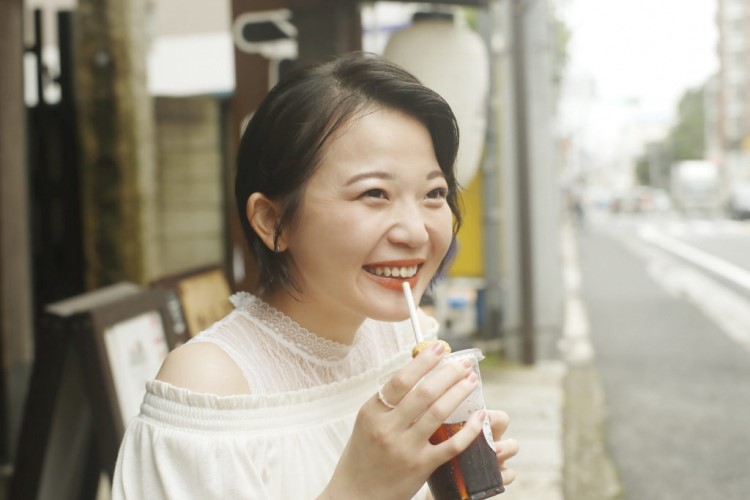 コーヒーを飲む黒川さん