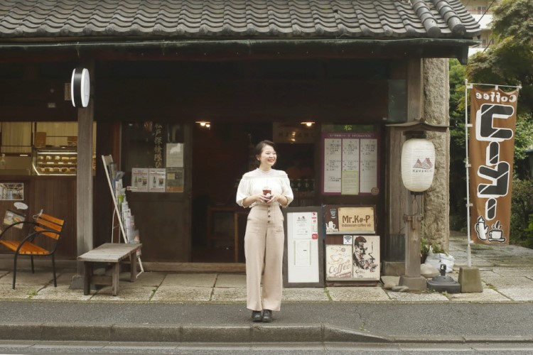 お店の前に立つ黒川さん