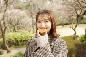 お菓子を食べるなつみさん