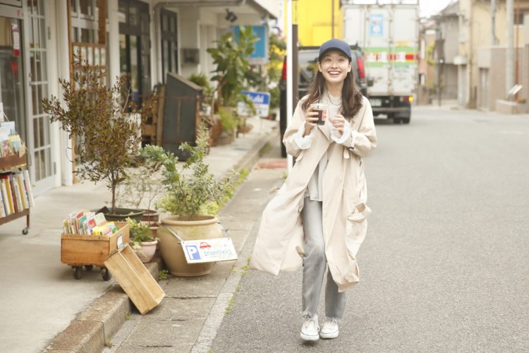 アイスコーヒーを手に歩くサトウさん