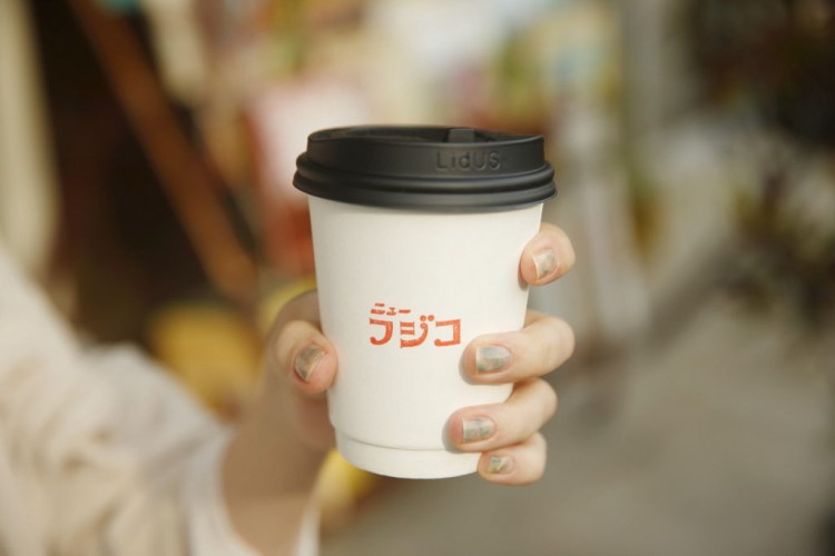 テイクアウトのホットコーヒーの写真