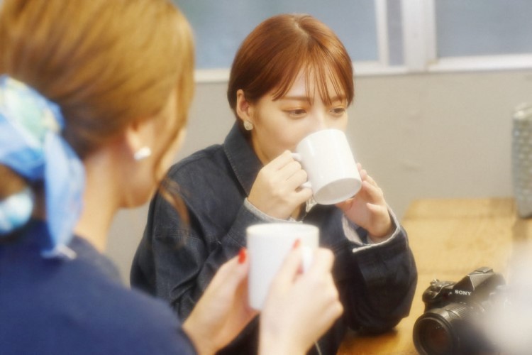 なつきさんが飲み物を飲む写真