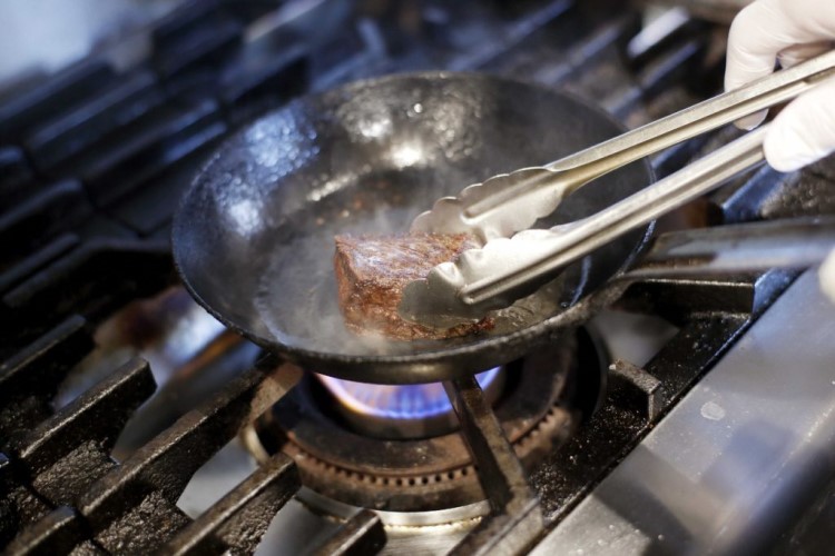 ステーキを焼く様子