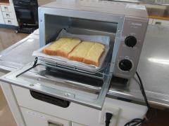 食パンをオーブントースターに並べた写真