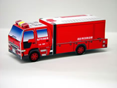 ペーパークラフトで作った救助工作車の画像
