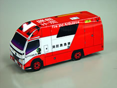 ペーパークラフトで作った消防救急車の画像