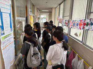 保育士の仕事について聞いている様子