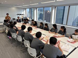こども家庭庁の職員からお話しを聞く様子