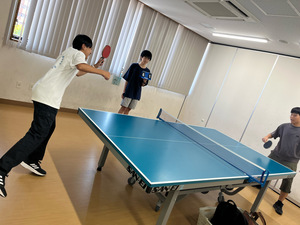 卓球を楽しんでいる様子