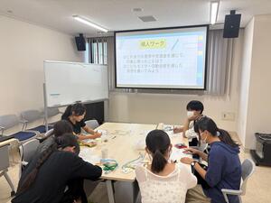 活動の振り返りをしている様子