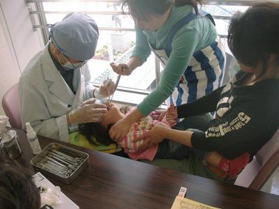 歯科医師による歯科検診の様子を写した写真