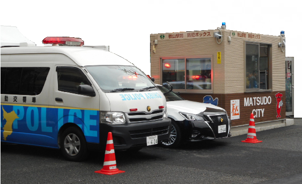 防犯ボックスとパトカー及び移動交番車の写真