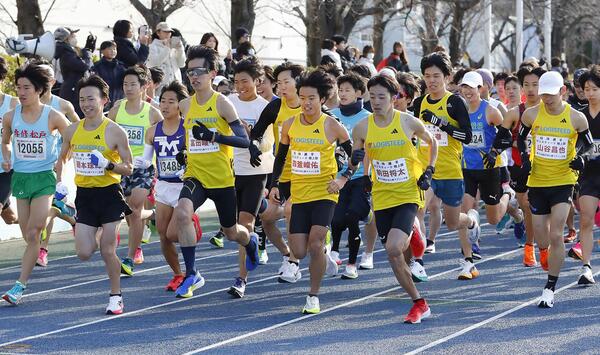 マラソン参加選手達がスタートしている写真