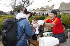 焼き芋を販売している画像