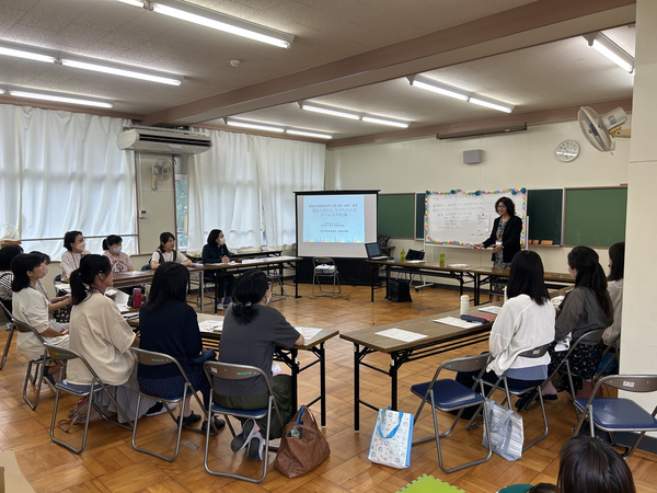 小学校家庭教育学級　学習会の様子