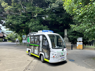 本土寺をバックに