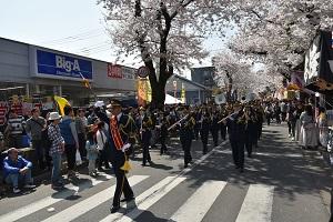 消防音楽隊のパレード写真