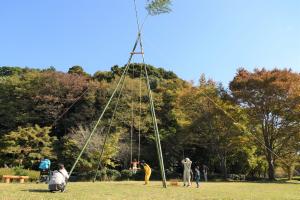 大きな竹製ブランコで遊ぶ子どもの写真