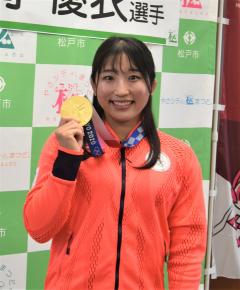金メダルを手にする須崎選手