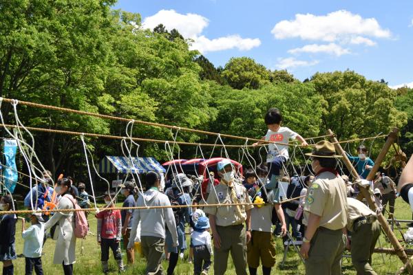 アスレチックに挑戦する様子