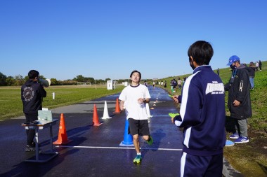 1位の男子生徒がゴールする写真