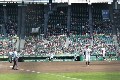 本塁打を打ちベースを回る吉田選手