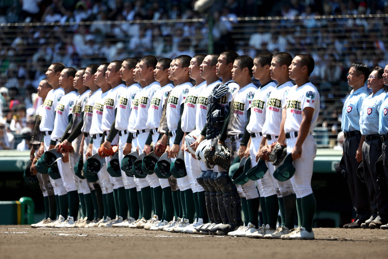 校歌斉唱する専松ナイン