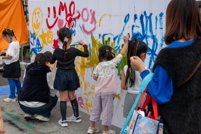 ペイントする子どもたち