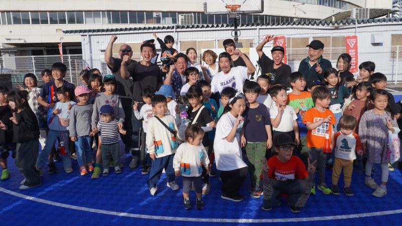 BMX出演者と子どもたちの集合写真