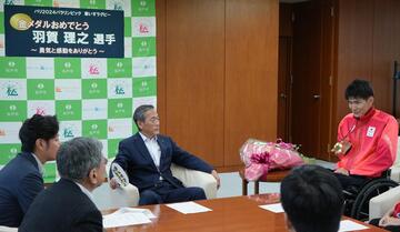 市長・議長・副市長に報告する羽賀選手