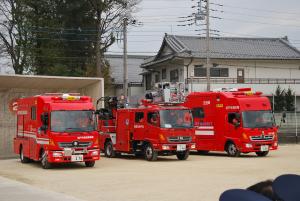 消防車が3台並んでいる写真