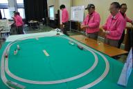 手回し発電で電車を走らせる「電車でゴー！」