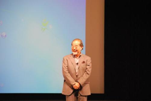 ステージに立つ鎌田實(みのる)先生の写真