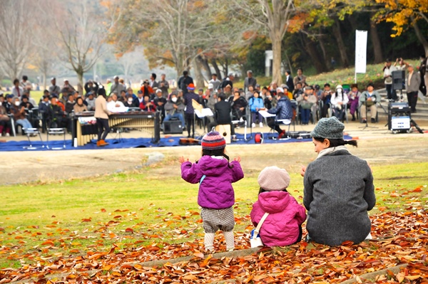 公園と音楽を楽しむ親子