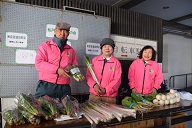 地元の野菜を販売している様子