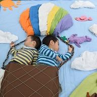 お昼寝アートで眠る兄弟の写真