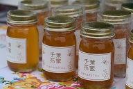 陳列されている蜂蜜の写真