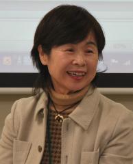 荒　久美子　氏