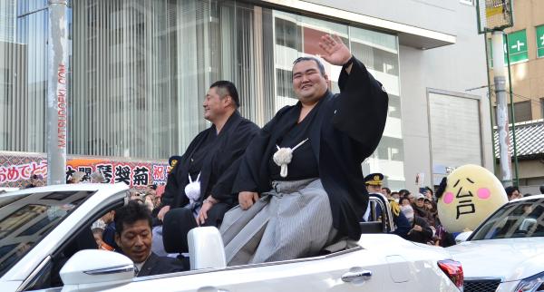 パレードで手を振る大関・琴奨菊の写真