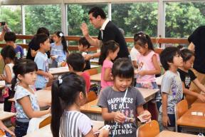 小学校で話し合う児童