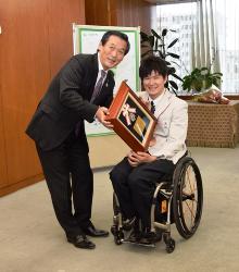 市長と羽賀選手の画像