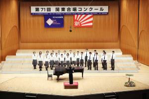 合唱中の市立松戸高校の写真