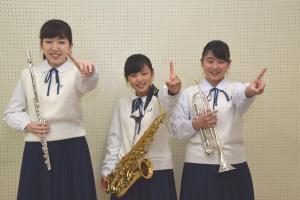 副部長・古賀梨名さんと部長・坂田真彩さんと副部長・上田茉依さんの写真