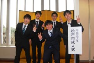 記念撮影する男性5人の画像