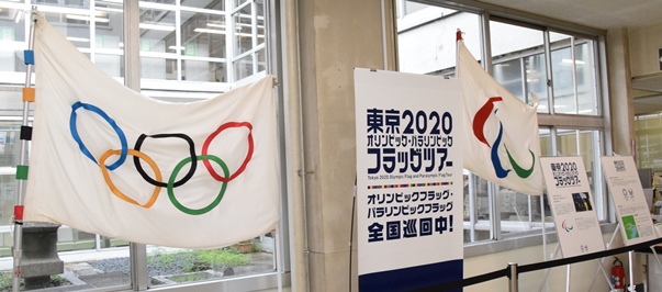 展示されたオリンピックフラッグ・パラリンピックフラッグの写真