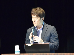 講演する関谷教授の写真