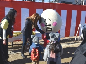 子どもたちと触れ合う「松戸さん」